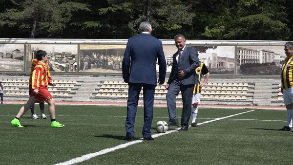 Футболисты двух Осетий встретились на поле в Цхинвале - Sputnik Южная Осетия