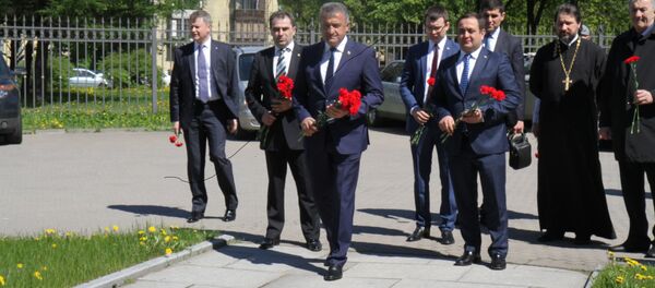 Возложение цветов к памятнику детям Беслана установленному в Санкт Петербурге в 2007 году у Храма Успения Пресвятой Богородицы. Возложение цветов к памятнику детям Беслана установленному в Санкт Петербурге в 2007 году у Храма Успения Пресвятой Богородицы. - Sputnik Южная Осетия