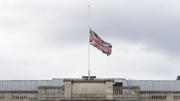 Флаг Великобритании, приспущенный в знак траура по жертвам теракта в районе Лондонского моста - Sputnik Хуссар Ирыстон