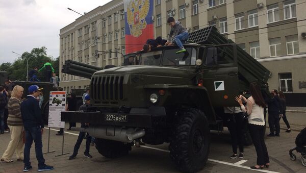 На площади Свободы прошла выставка военной техники, на которой детям разрешили залезть в кабины машиниста. - Sputnik Южная Осетия