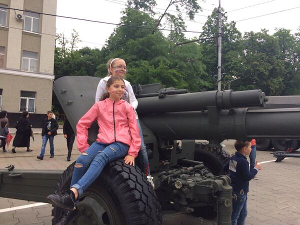 Исследовать военные машины пожелали не только мальчики, но и девочки. - Sputnik Южная Осетия