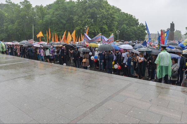 Пять тысяч человек приняли участие в митинге в честь Дня России. - Sputnik Южная Осетия