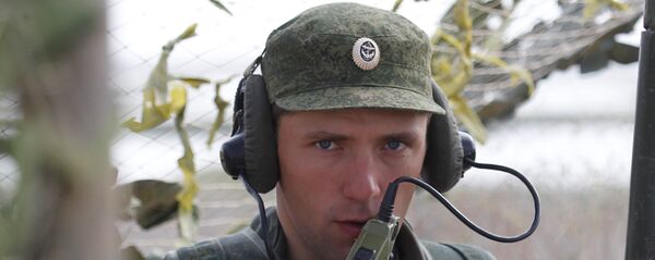 Российский военнослужащий выходит на связь на командном пункте во время военных учений Российский военнослужащий выходит на связь на командном пункте во время военных учений - Sputnik Южная Осетия