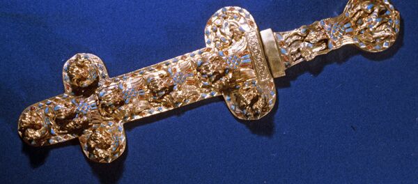 Золотой кинжал в ножнах, найденный в сарматском захоронении Золотой кинжал в ножнах, найденный в сарматском захоронении - Sputnik Южная Осетия