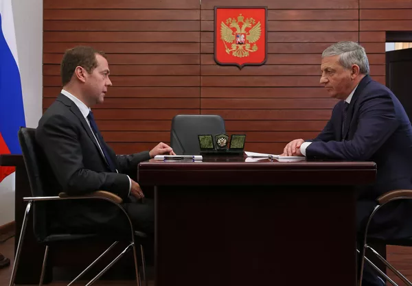 Председатель правительства РФ Дмитрий Медведев и глава Республики Северная Осетия - Алания Вячеслав Битаров во время встречи Председатель правительства РФ Дмитрий Медведев и глава Республики Северная Осетия - Алания Вячеслав Битаров во время встречи - Sputnik Южная Осетия