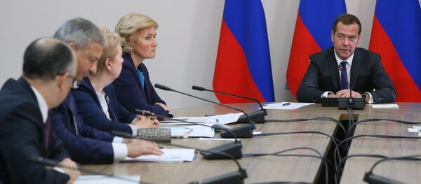 Председатель правительства РФ Дмитрий Медведев проводит совещание по вопросу строительства школ в Северо-Кавказском федеральном округе Председатель правительства РФ Дмитрий Медведев проводит совещание по вопросу строительства школ в Северо-Кавказском федеральном округе - Sputnik Южная Осетия