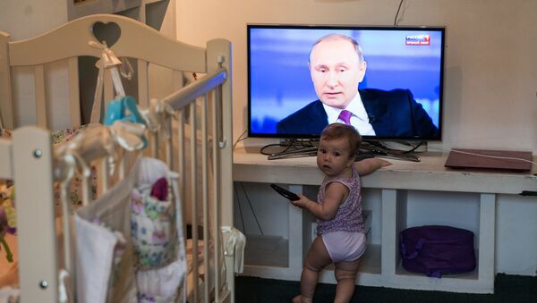 Ребенок во время трансляции Прямой линии с Владимиром Путиным в Омске - Sputnik Южная Осетия