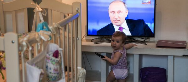 Ребенок во время трансляции Прямой линии с Владимиром Путиным в Омске Ребенок во время трансляции Прямой линии с Владимиром Путиным в Омске - Sputnik Южная Осетия