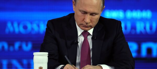 Прямая линия с президентом РФ В. Путиным Прямая линия с президентом РФ В. Путиным - Sputnik Южная Осетия