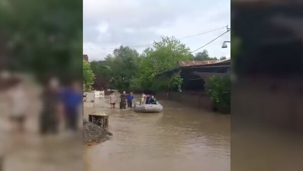 Жители улицы Чанба спасались от потопа на лодках МЧС - Sputnik Южная Осетия