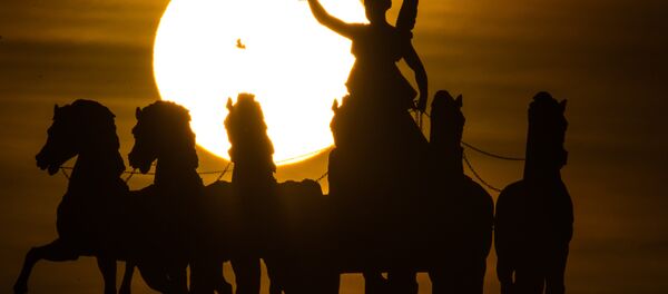 Конная композиция на Триумфальной арке на рассвете в Москве - Sputnik Южная Осетия
