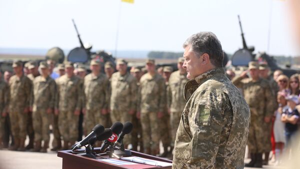 Президент Украины Петр Порошенко выступает перед личным составом ВСУ - Sputnik Южная Осетия