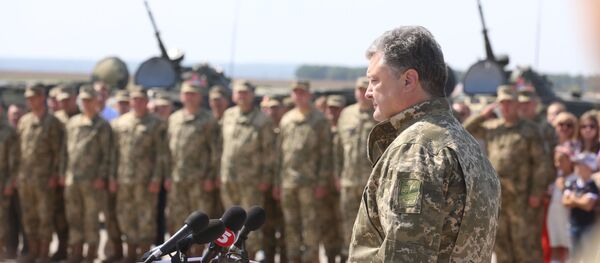 Президент Украины Петр Порошенко выступает перед личным составом ВСУ Президент Украины Петр Порошенко выступает перед личным составом ВСУ - Sputnik Южная Осетия