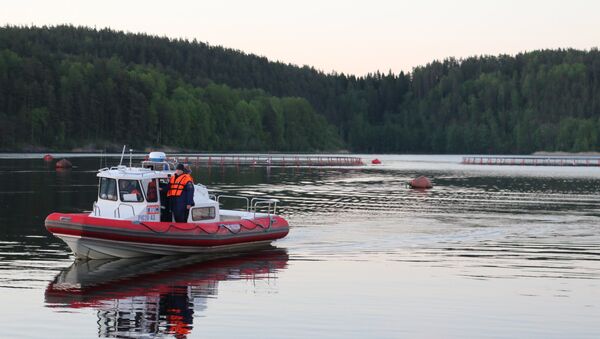 ЧП с перевернувшейся лодкой с подростками на Ладожском озере - Sputnik Южная Осетия