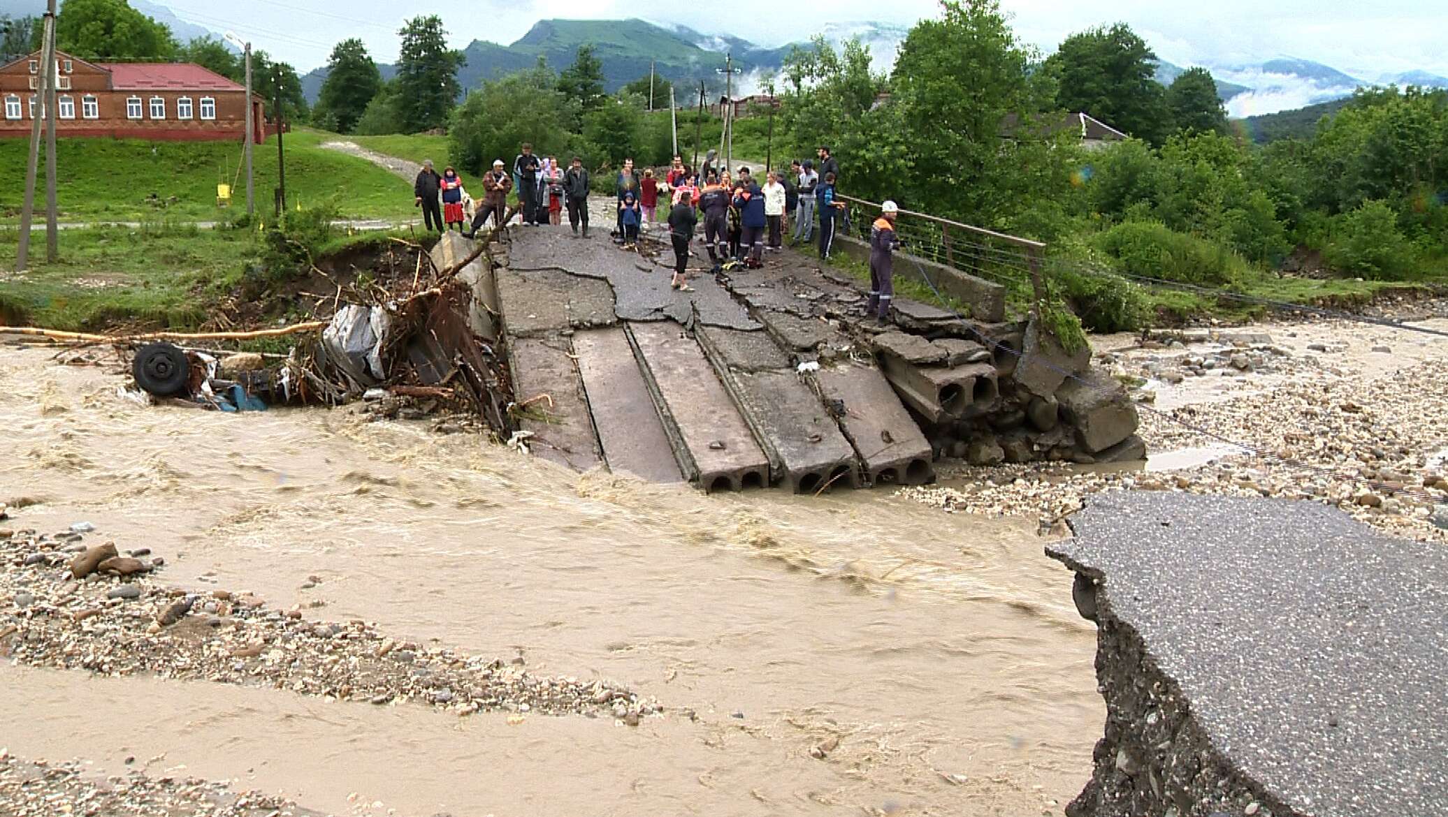 Погода в дзуарикау. Река Камбилеевка в Северной Осетии. Наводнение 2002 Северная Осетия. Дзуарикау река. Река Камбилеевка.
