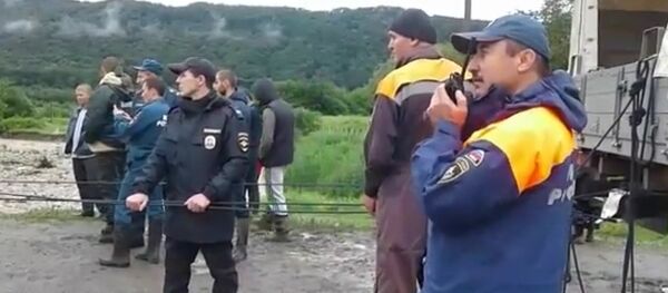 Через поток: как спасатели в Северной Осетии эвакуировали людей Через поток: как спасатели в Северной Осетии эвакуировали людей - Sputnik Южная Осетия