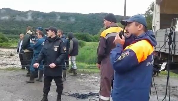 Через поток: как спасатели в Северной Осетии эвакуировали людей - Sputnik Южная Осетия