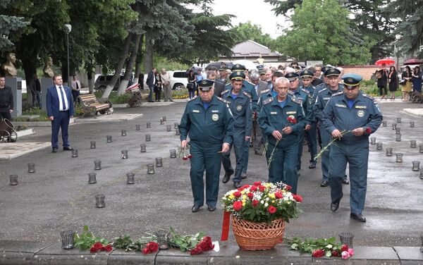 В Южной Осетии в День памяти и скорби возложили цветы к Вечному Огню - Sputnik Южная Осетия