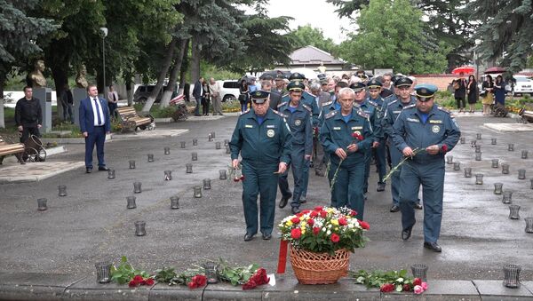 В Южной Осетии в День памяти и скорби возложили цветы к Вечному Огню - Sputnik Южная Осетия