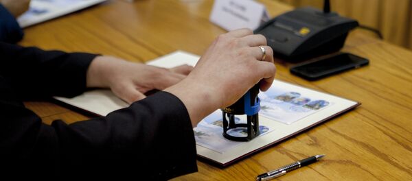 Церемония гашения совместной марки РЮО и ДНР Церемония гашения совместной марки РЮО и ДНР - Sputnik Южная Осетия