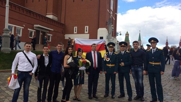 Глава МЧС Южной Осетии и студенты российских вузов на Красной площади - Sputnik Южная Осетия