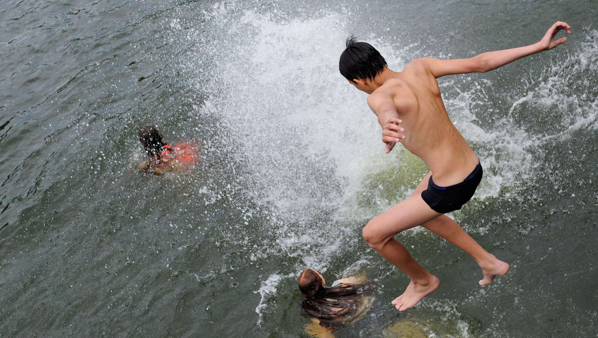 Сколько человек купается. Маечик купаеча в речке. Мальчик купается в озере. На пляже купание.