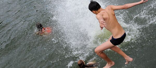 Мальчик прыгает в воду Мальчик прыгает в воду - Sputnik Южная Осетия