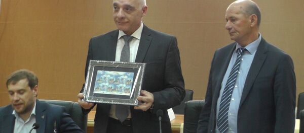 Как в Цхинвале гасили общую марку Южной Осетии и ДНР Как в Цхинвале гасили общую марку Южной Осетии и ДНР - Sputnik Южная Осетия