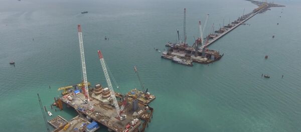 Конструкции автодорожной части Крымского моста готовы на 70% Конструкции автодорожной части Крымского моста готовы на 70% - Sputnik Южная Осетия