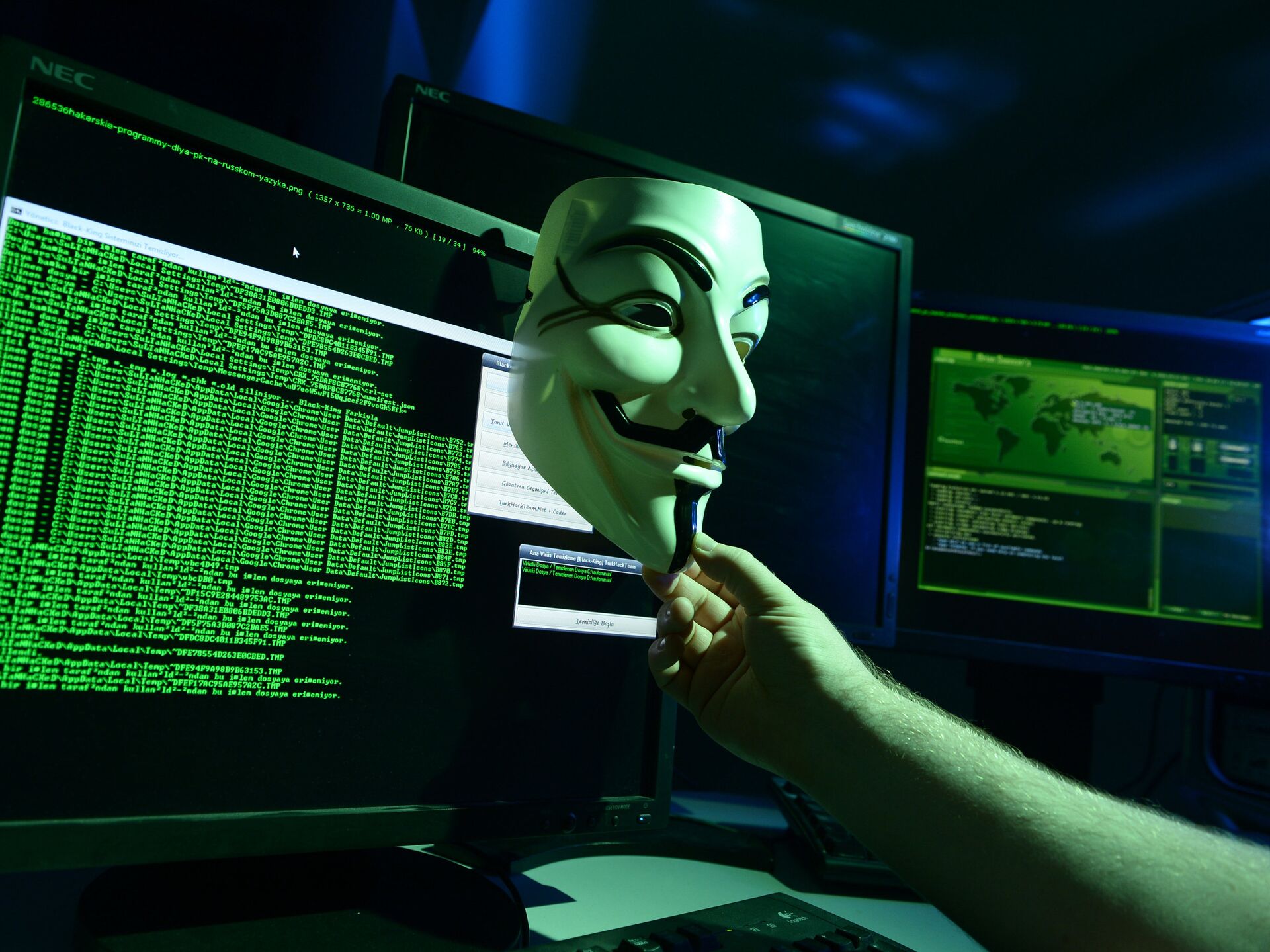 Сайт атакует. Хакеры анонимус 2022. Компьютерный хакер. Хакерская атака. Злой хакер.