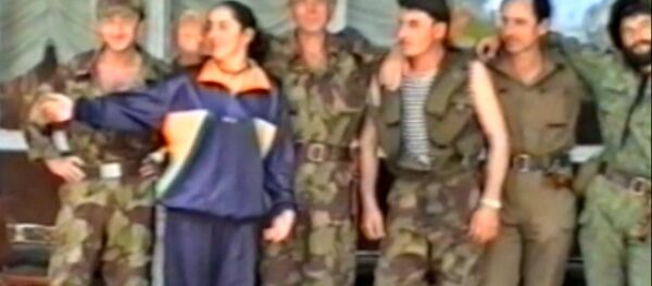 Отряд югоосетинских добровольцев в 1993 году прибыл в Абхазию, глава республики Владислав Ардзинба приветствует их в пансионате Осетия Отряд югоосетинских добровольцев в 1993 году прибыл в Абхазию, глава республики Владислав Ардзинба приветствует их в пансионате Осетия - Sputnik Южная Осетия