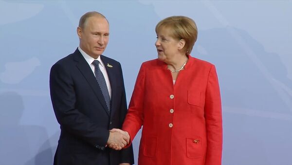 Путин и Меркель обменялись рукопожатием на встрече участников G20 - Sputnik Южная Осетия
