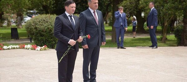 Президент РЮО возложил цветы у мемориала в Парке Славы Президент РЮО возложил цветы у мемориала в Парке Славы - Sputnik Хуссар Ирыстон