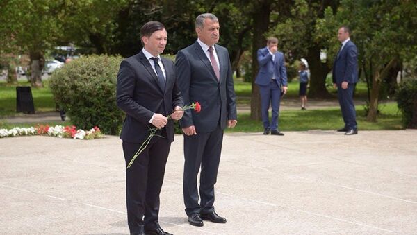 Президент РЮО возложил цветы у мемориала в Парке Славы - Sputnik Хуссар Ирыстон