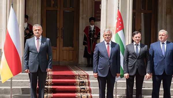 Президенты Южной Осетии и Абхазии встретились в Сухуме - Sputnik Южная Осетия