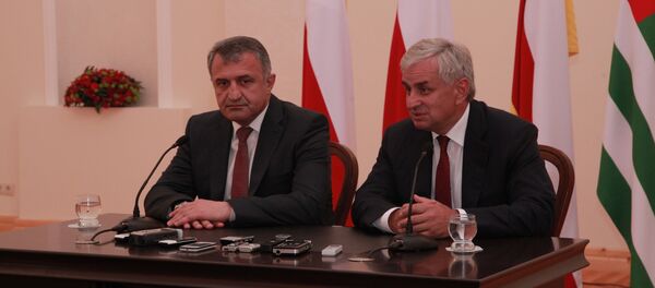 Президенты Южной Осетии и Абхазии Анатолий Бибилов и Рауль Хаджимба Президенты Южной Осетии и Абхазии Анатолий Бибилов и Рауль Хаджимба - Sputnik Южная Осетия