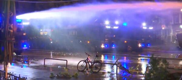 Полиция водометами разгоняла нарушителей порядка в Гамбурге - Sputnik Южная Осетия