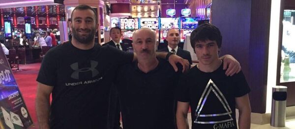 Боксеры Мурат Гассиев и Сослан Тедеев с тренером Виталием Слановым - Sputnik Южная Осетия