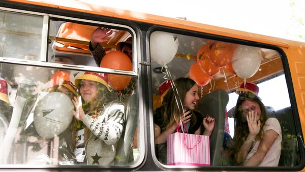 Девушки в автобусе - Sputnik Южная Осетия