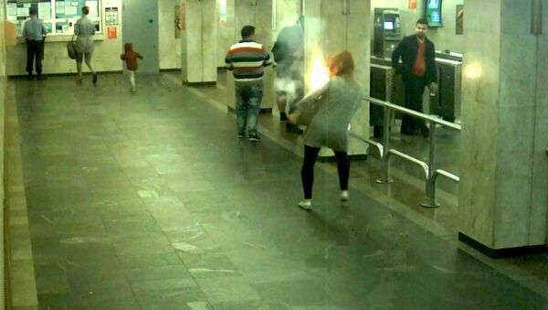 У пассажирки метро в Минске взорвался рюкзак: кадры с камеры наблюдения - Sputnik Южная Осетия