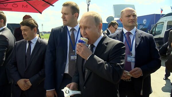 Путин угостил министров мороженым на авиасалоне МАКС - Sputnik Южная Осетия