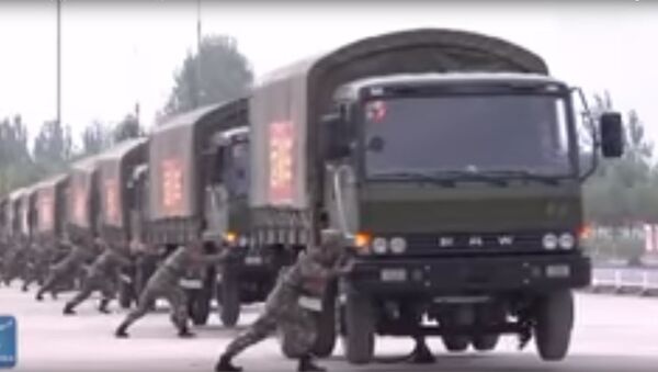Как разворачивают колонну грузовиков в китайской вооруженной полиции - Sputnik Южная Осетия