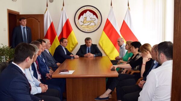 Президент Южной Осетии побывал в посольстве РЮО в России - Sputnik Южная Осетия