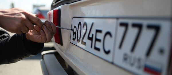 Выдача новых номерных знаков в Симферополе Выдача новых номерных знаков в Симферополе - Sputnik Южная Осетия