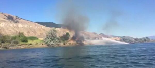 В Канаде мужчина помогал тушить пожар при помощи водного мотоцикла В Канаде мужчина помогал тушить пожар при помощи водного мотоцикла - Sputnik Южная Осетия