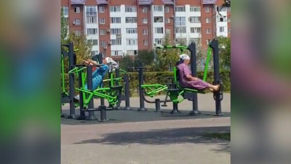 Две бабушки-апашки в Астане занимались на тренажерах в парке в Астане - Sputnik Южная Осетия