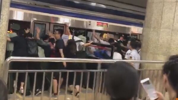 Beijing Crowds Push Train to Free Man Stuck in Platform Gap - Sputnik Южная Осетия