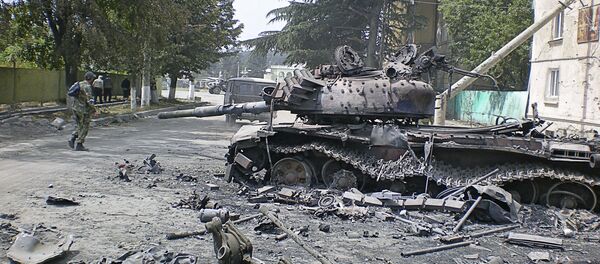 Разбитая боевая техника в городе Цхинвале, подвергшемся нападению грузинских войск Разбитая боевая техника в городе Цхинвале, подвергшемся нападению грузинских войск - Sputnik Южная Осетия