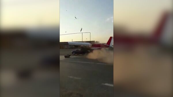 В Чечне самолет во время взлета на шоссе врезался в машину - Sputnik Южная Осетия