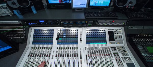 Звукорежиссер в аппаратной нового телевизионного комплекса Звукорежиссер в аппаратной нового телевизионного комплекса - Sputnik Хуссар Ирыстон